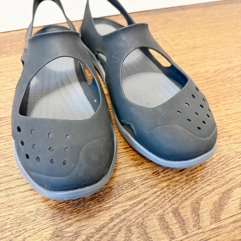 Crocs Womens Swiftwater Wave sandals made of Croslite material Gray/Black Size 8